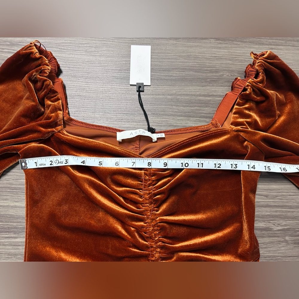 ASTR Vanya Rust Orange Velvet Ruched Long Sleeve Top Size Small NWT - Picture 4 of 6